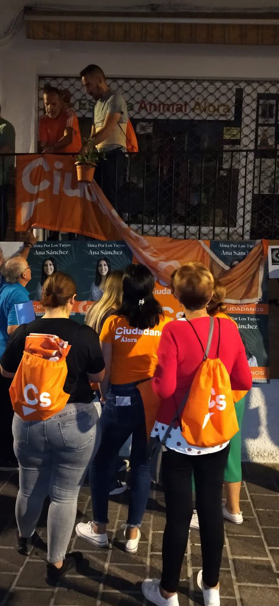 Cs_Alora's tweet photo. INICIO DE CAMPAÑA ||
Anoche a las 12 de la noche se procedió a la tradicional pegada de carteles para así dar el pistoletazo de salida al inicio de campaña.
Un campaña que comenzamos con muchas ganas e ilusión 
#anasanchez #ciudadanos #alora https://t.co/pTXKMuhd7e