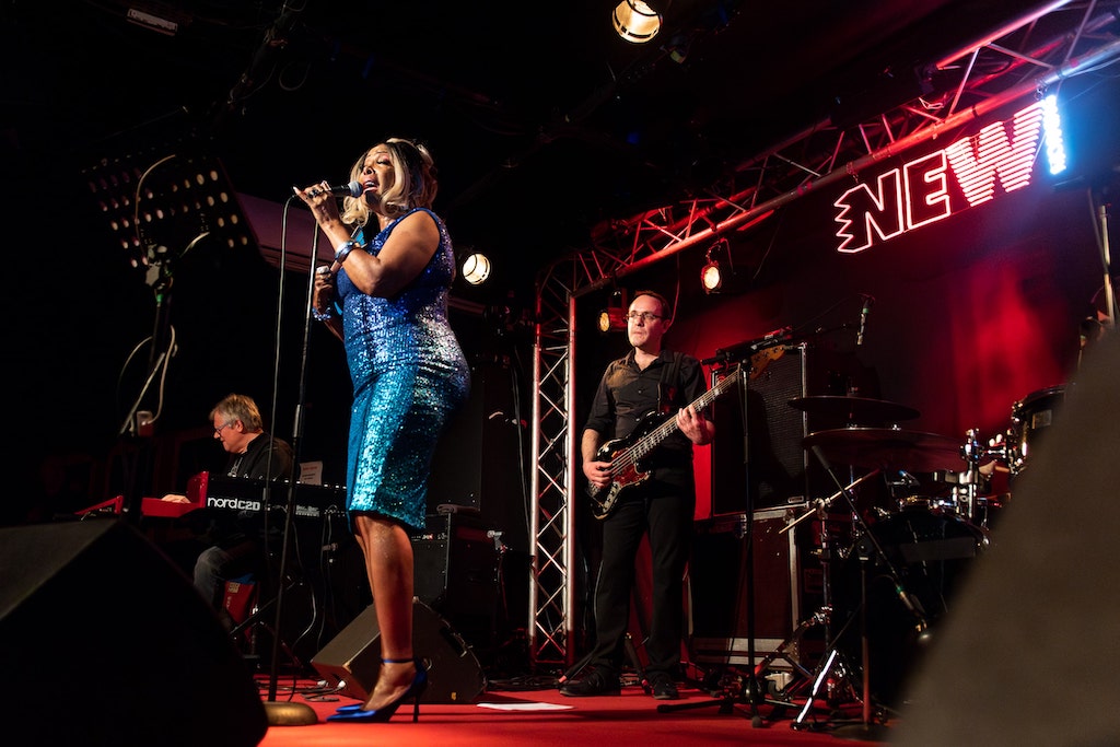 soul_bag_mag's tweet photo. [live report] Toni Green, @newmorning , Paris, avril 2023🔥
Et c’est effectivement toute l’expérience de Toni Green qui va au fil du concert finir par emporter les spectateurs qui finiront debout et ravis...
🔗  https://t.co/1jEEdgtH0O

#liveinparis #tonigreen https://t.co/f597cg1yw1