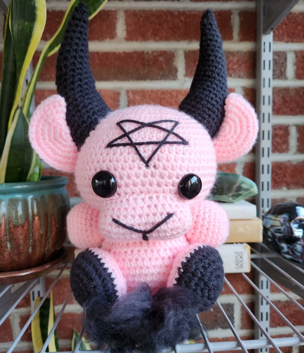 Happy Friday!! 

This lil buddy is still looking for a forever friend 🩷🖤

Who wants to take him home? 

etsy.com/listing/142902…
