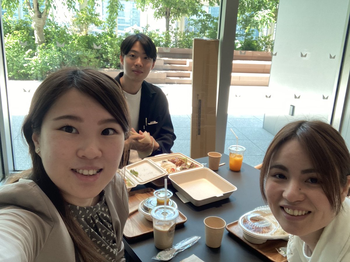 KaoriName's tweet photo. 廃棄木材をレジンでおしゃれな家具にする職人(SIP1期生)の水崎さんが、
家具展示会で東京に来てたので見に行ってきた！

20万のレジン家具(２枚目の緑の学校机リメイク)が初日から売れたとのことで、凄すぎる…
#retree https://t.co/zg1mlLt3Py