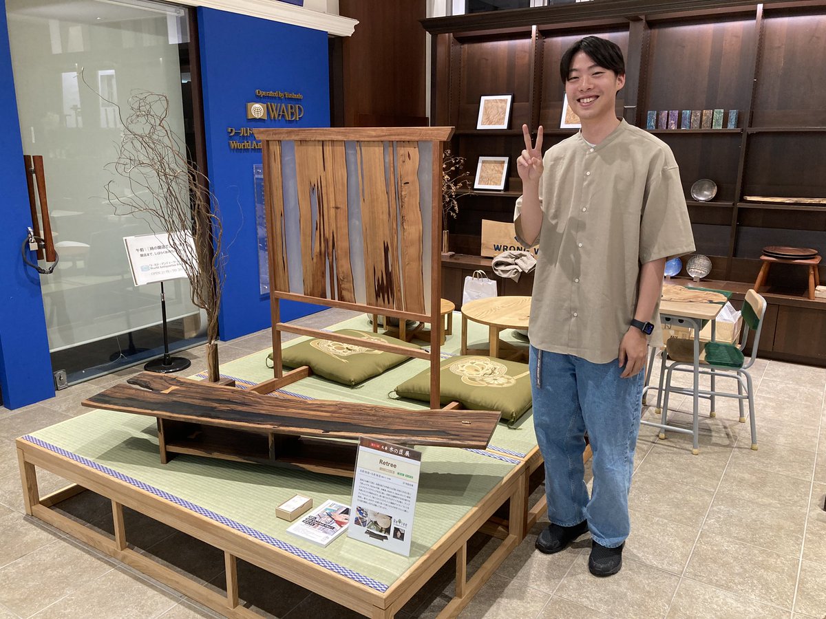 KaoriName's tweet photo. 廃棄木材をレジンでおしゃれな家具にする職人(SIP1期生)の水崎さんが、
家具展示会で東京に来てたので見に行ってきた！

20万のレジン家具(２枚目の緑の学校机リメイク)が初日から売れたとのことで、凄すぎる…
#retree https://t.co/zg1mlLt3Py