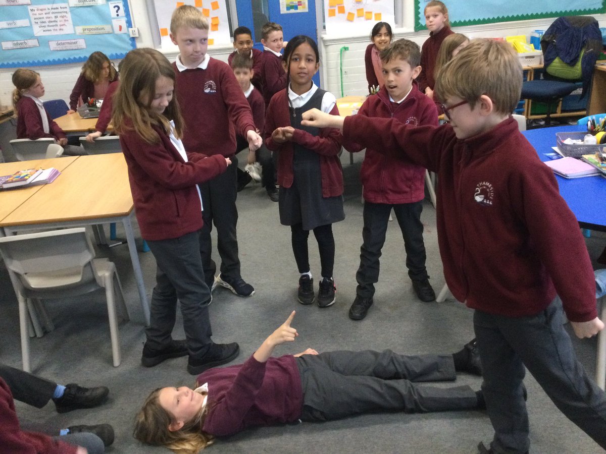 ThamesideSch's tweet photo. #GSStps have started reading a fantastic book for their English #tarbeach by @FaithRinggold we explored imagery by imagining flying through NewYork and freeze framed the first page https://t.co/Iqq62GwNkW