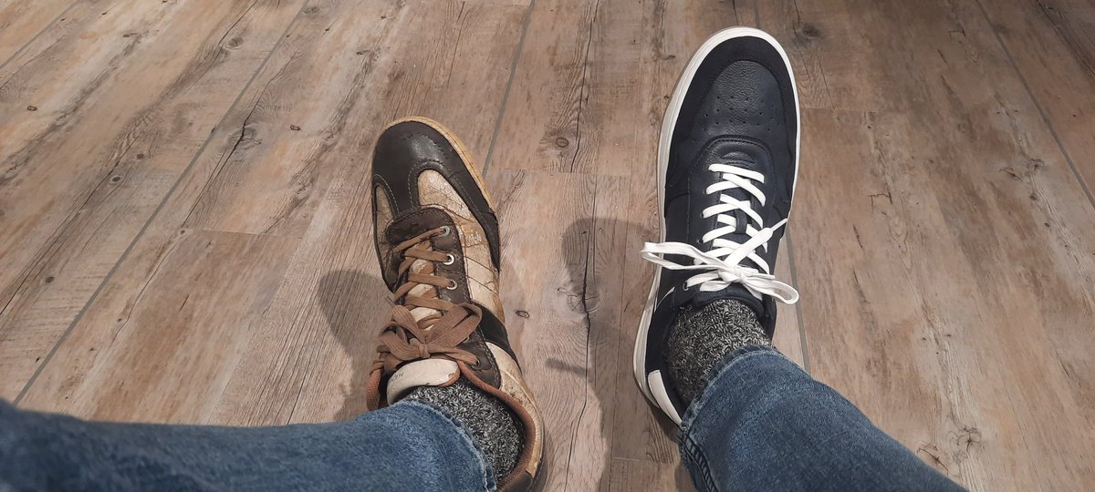 GerlantZ's tweet photo. Nieuwe schoenen! (Die verkopen ze in Heino of Zwolle zuid niet. Dat moest in Zwolle centrum of Raalte worden.)
Met bus, trein en stationsfiets van een puber, nu op het terras m'n nieuwe aanwinsten vieren en zorgen dat ik de laatste bus om 19.00 in Heino weer haal. #vrmb #proost https://t.co/YUxok4ksfS
