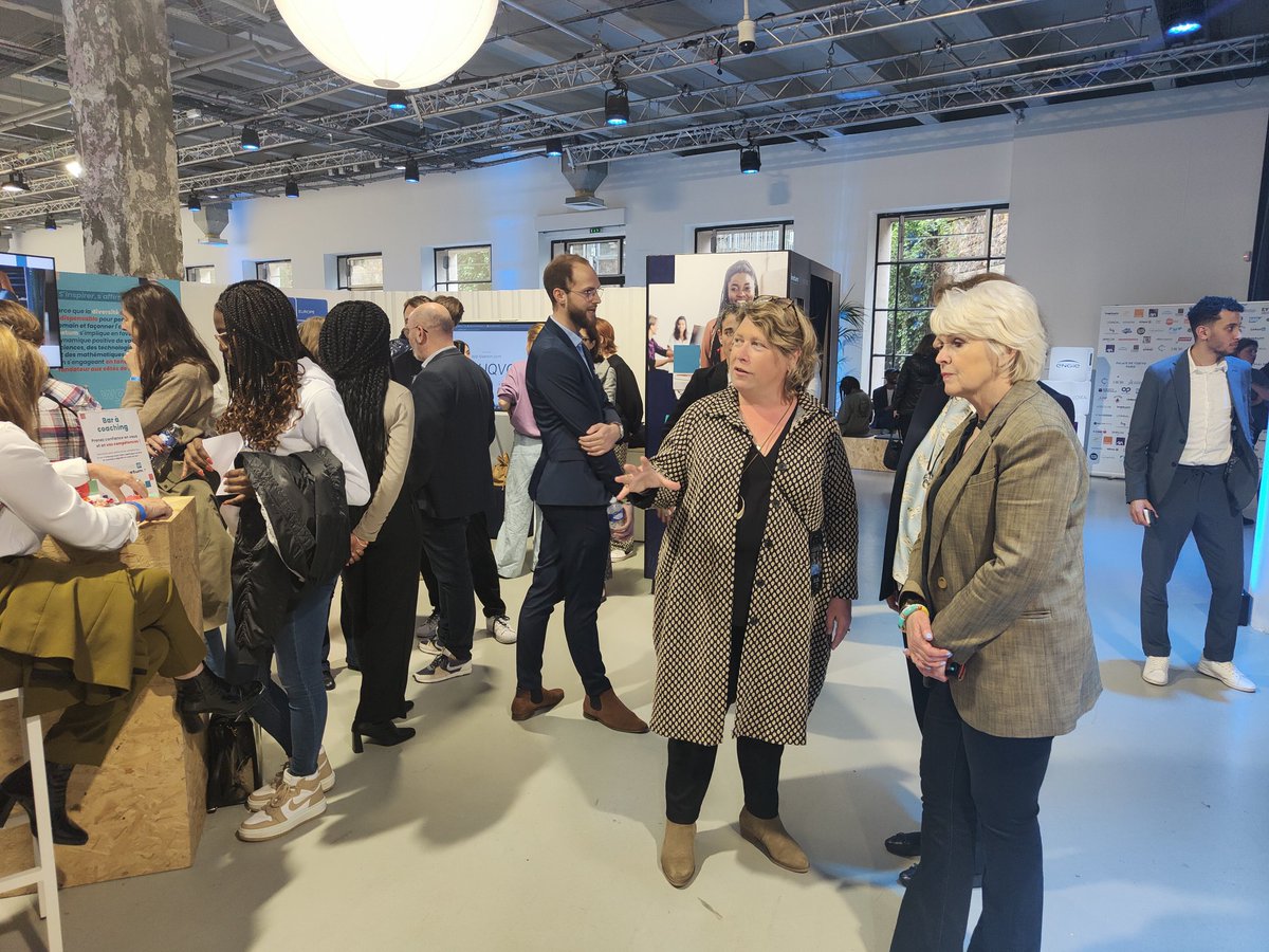 Visite sur notre stand d'Isabelle Lonvis-Rome, Ministre de l'Égalité entre les femmes et les hommes, de la Diversité et de l'Égalité des chances de la France.
#Sistemic <a href="/Sistemic_stem/">SISTEMIC - Sisters in STEM</a>
