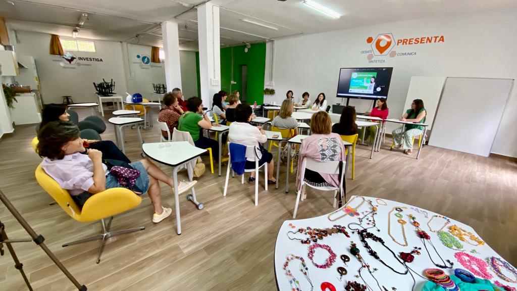 Hoy hemos disfrutado de una sesión de "CASOS DE ÉXITO" en nuestro curso de formación de #Greenworal: #Emprendedora #Rural. 
Muchas gracias a nuestras participantes ( Adela García, Encarna Aguayo, Francisca Liarte y Cristina Varona) por inspirar a los asistentes de esta sesión.