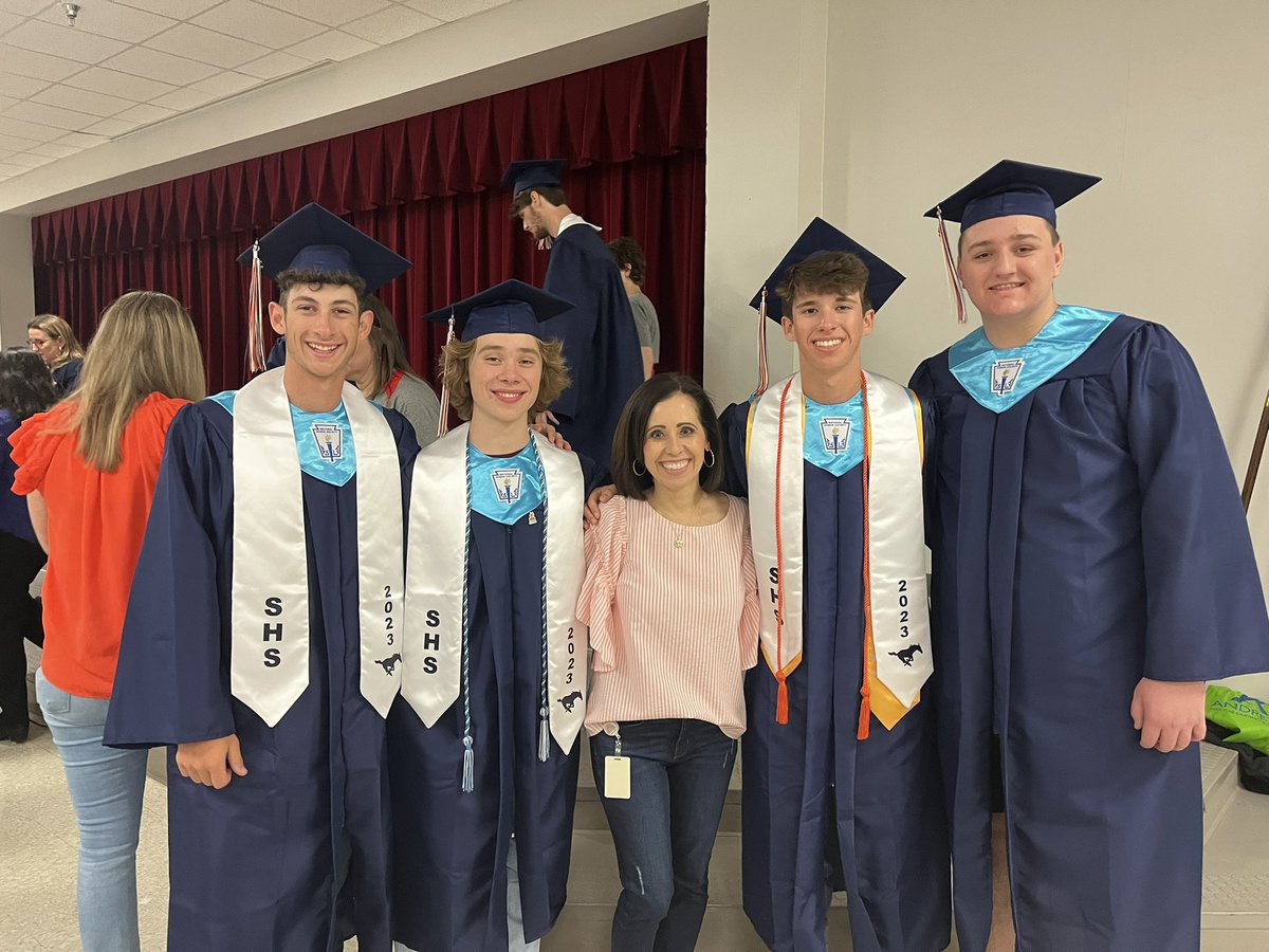 MrsLSmithHMS's tweet photo. This is why I teach!!  These former students are graduating and it makes my teacher heart so happy to see them in their cap and gowns! 🎓❤️ #hudsonhawksforever  @Hudson_Hawks https://t.co/JBRDkBTtWU