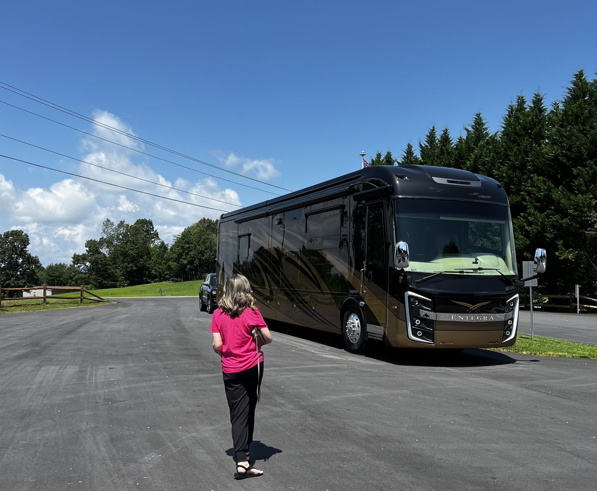 krezae's tweet image. We love the travel life. 😎 #livinganywhere #travel #roadtrip #luxurytravel #homeiswhereyouparkit