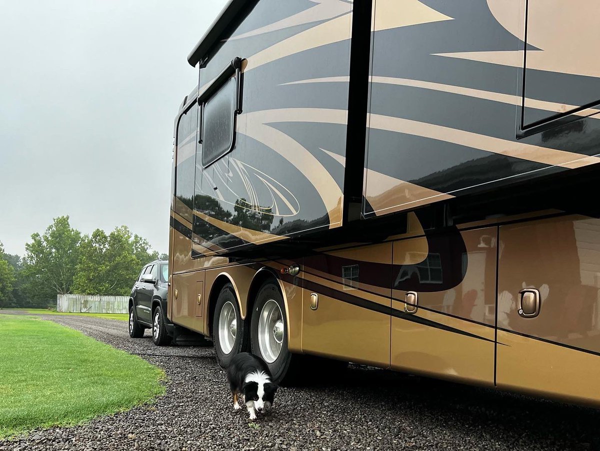 krezae's tweet image. We love the travel life. 😎 #livinganywhere #travel #roadtrip #luxurytravel #homeiswhereyouparkit