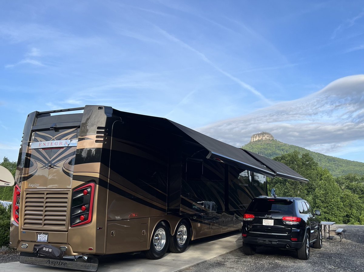 krezae's tweet image. We love the travel life. 😎 #livinganywhere #travel #roadtrip #luxurytravel #homeiswhereyouparkit