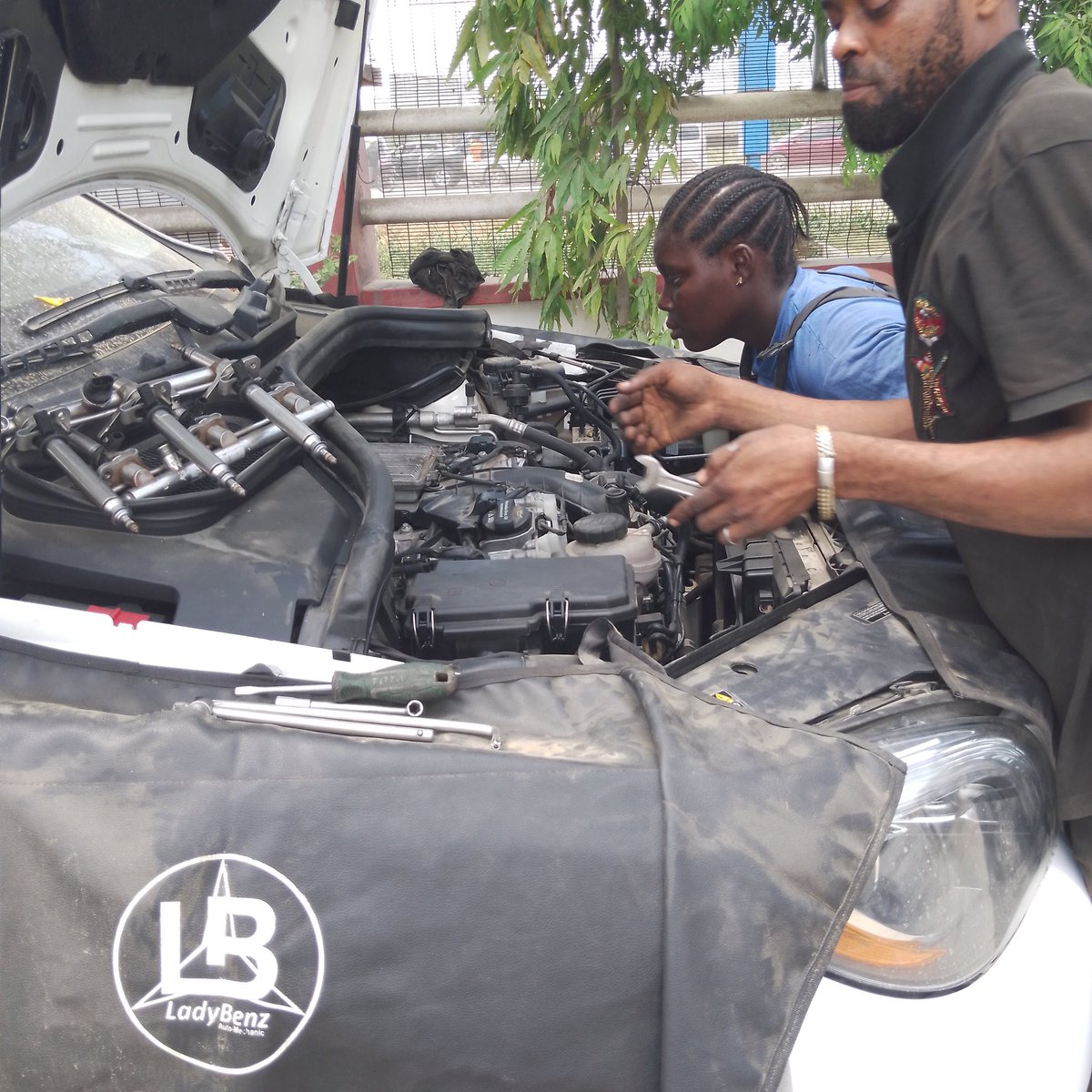 ladybenzautomec's tweet image. 7️⃣ Learn how to change your car&apos;s air filter. It&apos;s a simple task that improves engine performance and protects against dust and debris. #AirFilterReplacement #EngineCare