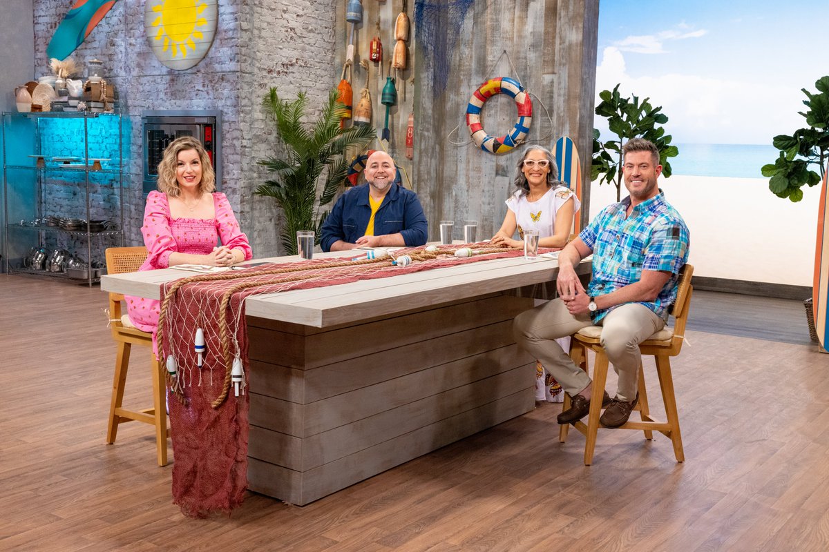 FoodNetwork: .@JessePalmerTV gives a warm summertime welcome to our judges! ☀️ @carlahall, @duffgoldman, @ChefDPhillips 👏 #SummerBakingChampionship