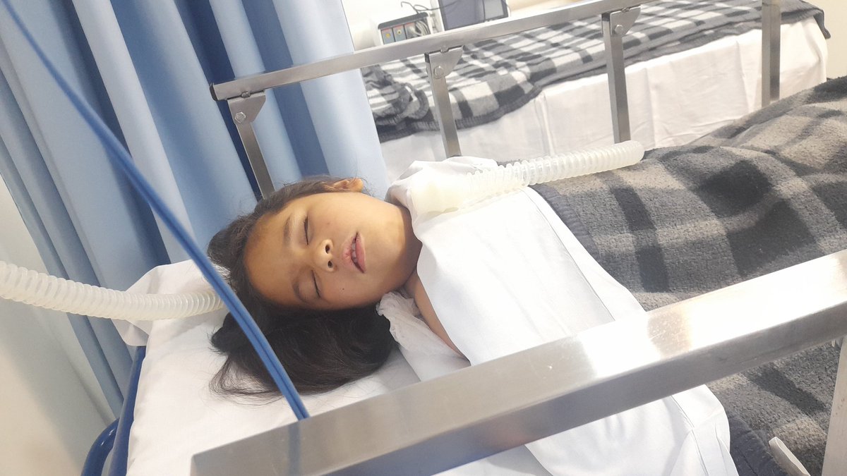 SolAracelyCant1's tweet photo. Me duele el corazón, yo ya no se que hacer ya no se dónde recurrir todo los días me pasó llorando sin saber que hacer para que mi hija salve su único ojito lo difícil que es estar lejos sin nadie acá en Brasil el 17 vence el lugar donde estamos y ya no se dónde ir no completo aún https://t.co/FzxmZctLE5