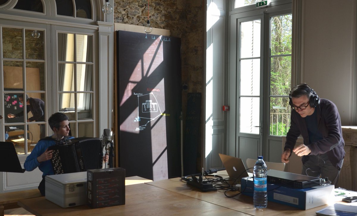 La villa accueille en #résidence Andrea Sarto compositeur et Solene Normant, accordéoniste. La résidence "Traversées"vise à la création et à l’interprétation d’œuvre(s) musicale(s) composée(s) pour les espaces de la Villa et centrée(s) sur la riche palette sonore de l’accordéon.