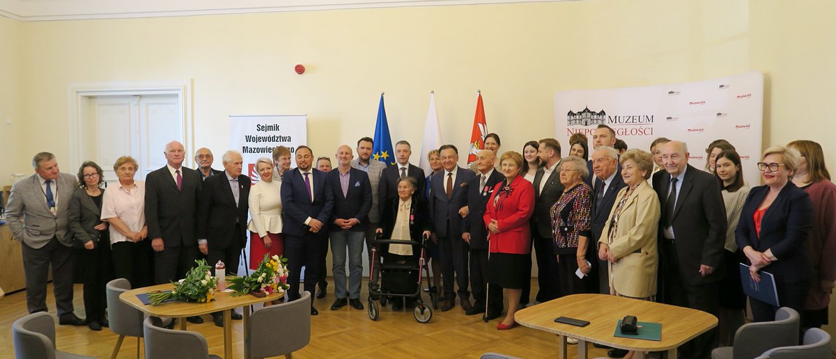 SejmikMaz's tweet photo. Wanda Traczyk-Stawska i płk Józef Koleśnicki odebrali z rąk @LudwikRakowski i @StruzikAdam Odznaki Honorowe "Zasłużony dla Mazowsza" w @muzniep ! https://t.co/8XxfxfRExX