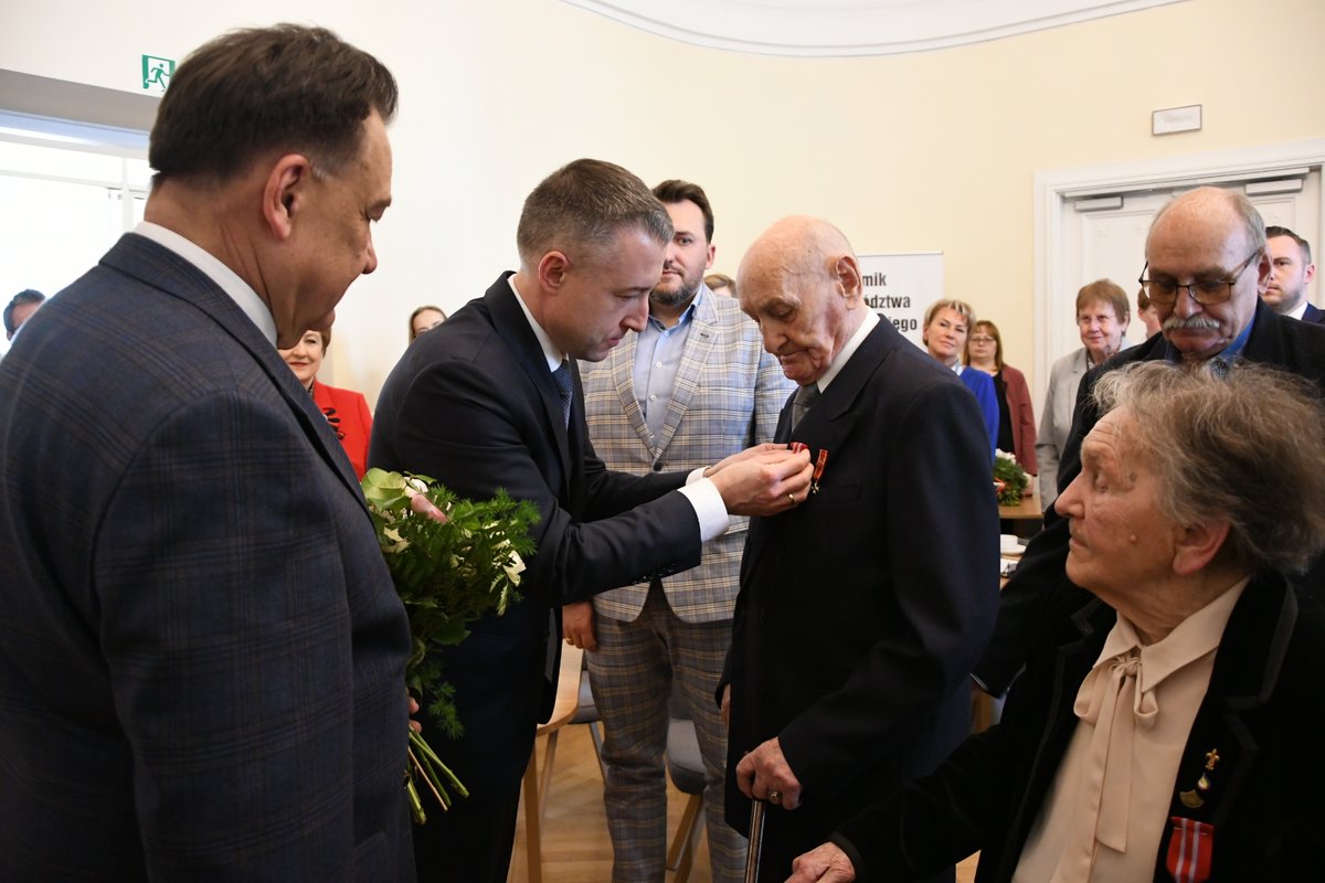 SejmikMaz's tweet photo. Wanda Traczyk-Stawska i płk Józef Koleśnicki odebrali z rąk @LudwikRakowski i @StruzikAdam Odznaki Honorowe "Zasłużony dla Mazowsza" w @muzniep ! https://t.co/8XxfxfRExX