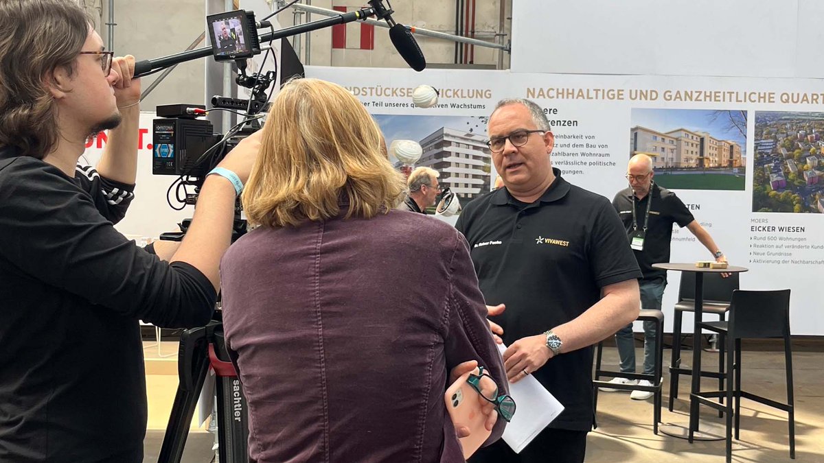 Vivawest_Wohnen's tweet photo. Das Panel zum Thema #Dekarbonierung ist inzwischen zu Ende gegangen. Auf dem Summit „#80Sekunden – Neues Bauen“ geht es für #VIVAWEST-Strategie-Chef @Dr_Rainer_Fuchs weiter mit einem Interview an unserem Stand weiter. https://t.co/L6O2neBYwJ