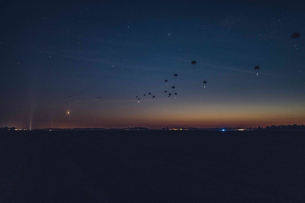 _6BPD_'s tweet image. Joint Forcible Entry in Nurmsi in Estonia as a part of #SwiftResponse23
-----
Desantowanie metodą spadochronową w warunkach ograniczonej widoczności z żołnierzami z Czech i Wielkiej Brytanii podczas ćwiczenia #SwiftResponse 23.

📷 Sebastian Brzezina