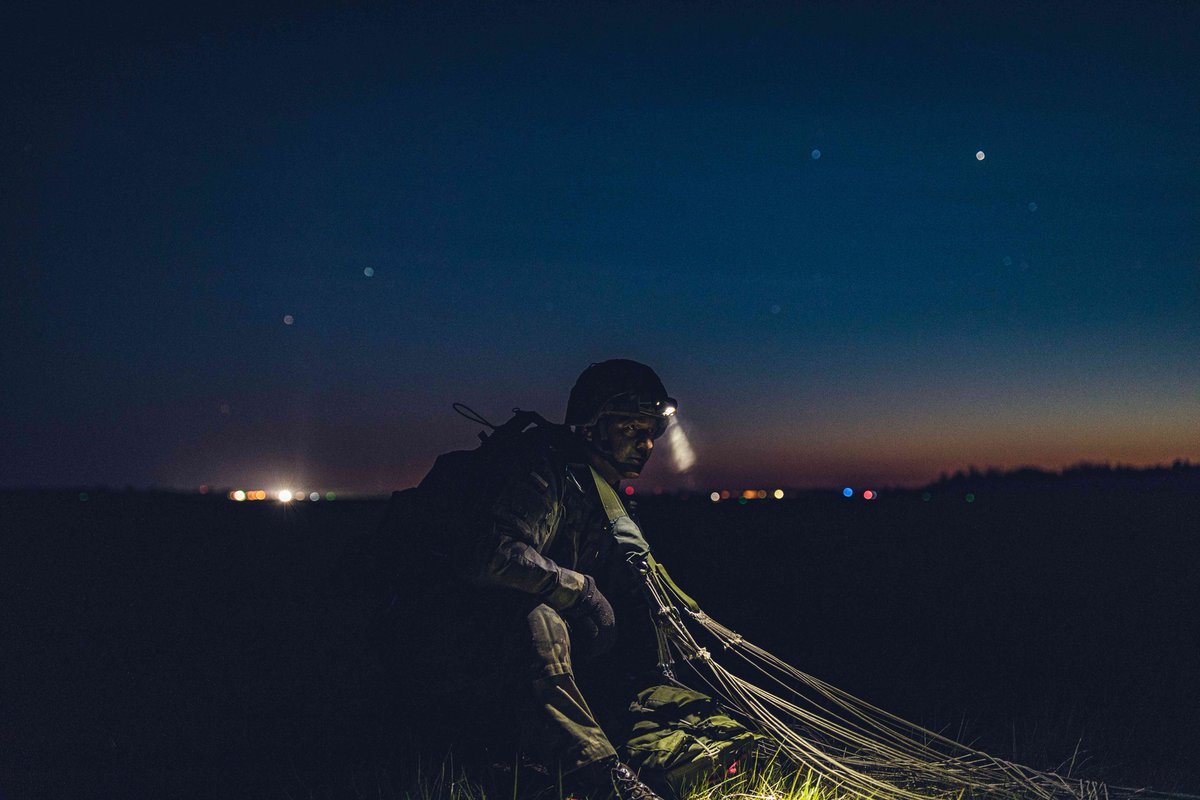 _6BPD_'s tweet image. Joint Forcible Entry in Nurmsi in Estonia as a part of #SwiftResponse23
-----
Desantowanie metodą spadochronową w warunkach ograniczonej widoczności z żołnierzami z Czech i Wielkiej Brytanii podczas ćwiczenia #SwiftResponse 23.

📷 Sebastian Brzezina
