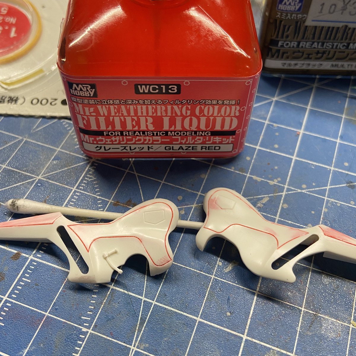 ウェザリングカラーの赤ってば、拭き取り性能が悪いというか、プラに染み込んで溶剤付けないと除去出来ないよ。

今まで特に気にならなかったので塗膜があれば平気なのかな。

写真は外側を溶剤で拭き取った所なんだけど、うっすら残ってるよね。
整形プラに直接使う時は要注意かも