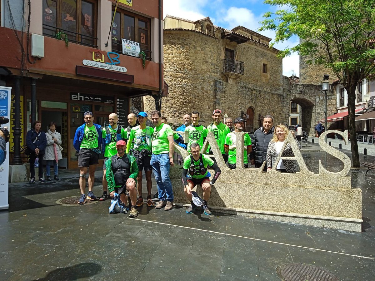 "Hoy asistí a la carrera solidaria del Reto de Rober contra el cáncer en Oviedo. Recorrerán 320 Km hasta Santiago por el Camino Primitivo. Homenaje perfecto a José Roberto González, su creador, que nos dejó hace pocos días. También estuve en su paso por Salas.