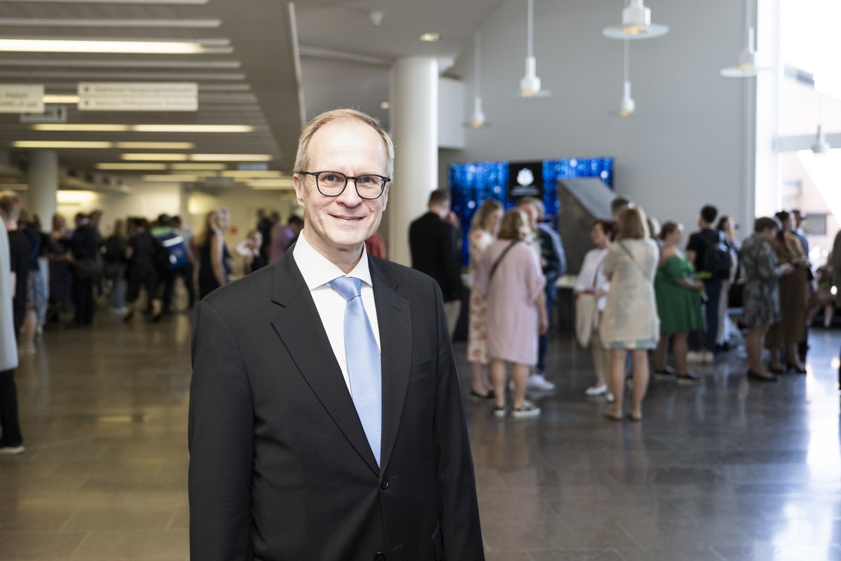 UniEastFinland's tweet photo. ”Muistutamme yliopistolla perinteisesti uusia opiskelijoitamme siitä, että yliopisto ei ole koulu. Ajattelemme, että opiskelijat ovat yliopistossa osa akateemista yhteisöä”, painotti akateeminen rehtori @tapiomaatta valmistuneille opiskelijoille #UEF’in publiikissa. #madeinuef https://t.co/VNOunLlVi4