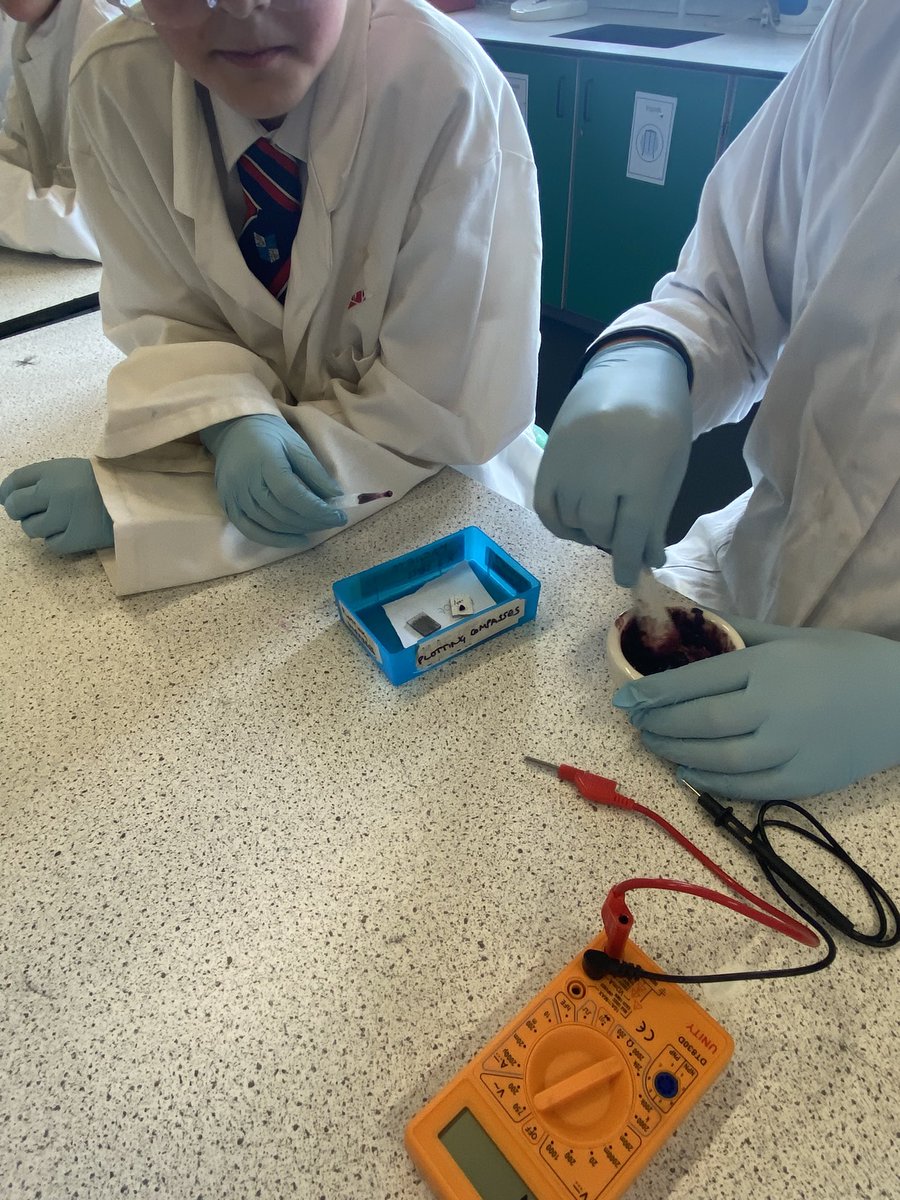 Making then testing solar cells using blackberry juice. Thanks to help from our senior technician in science for organising and teaching #downendscienceclub. All part of our sustainable transportchallenge <a href="/AmbassadorsGS/">STEM Ambassador Partner S W England</a> <a href="/DownendschNews/">Downend School</a>