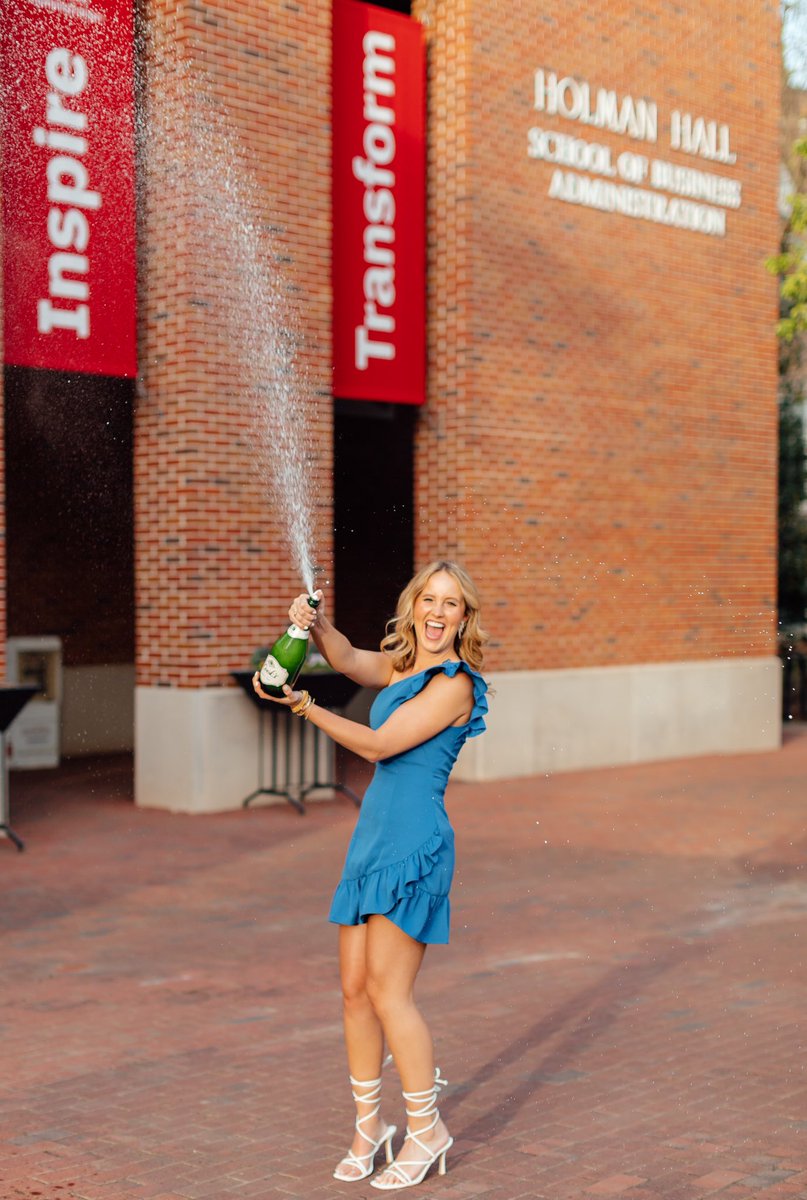 alaughter0999's tweet photo. Graduation Day for @oakley_rae09 ❤️👩‍🎓💙🍾🎉 @OleMiss https://t.co/VUQdQcL8Be