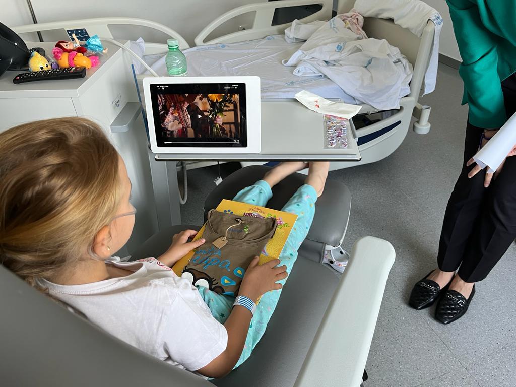 HUInfantaElena's tweet photo. Hoy nuestro hospital ha celebrado el Día del Niño Hospitalizado. Algunos de los profesionales que forman parte del centro han estado entregando regalos a los menores ingresados con el objetivo de hacerles más amena su estancia y brindarles una jornada diferente https://t.co/goLG0B4MJ7