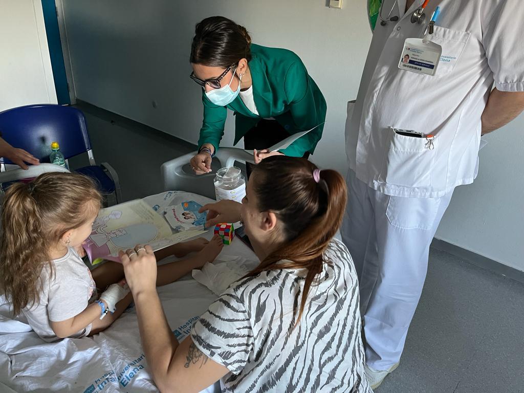 HUInfantaElena's tweet photo. Hoy nuestro hospital ha celebrado el Día del Niño Hospitalizado. Algunos de los profesionales que forman parte del centro han estado entregando regalos a los menores ingresados con el objetivo de hacerles más amena su estancia y brindarles una jornada diferente https://t.co/goLG0B4MJ7