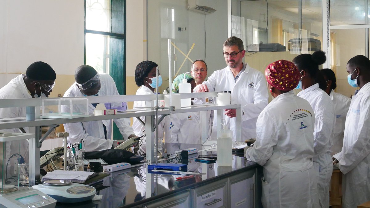 #SoilAnalysis training continues.
👨🏾‍🔬👩🏾‍🔬🧪

Earlier in the project, <a href="/FAO/">Food and Agriculture Organization</a> developed Standard Operating Procedure (SOP) for the soil analysis. 

Now the hands-on training at at the lab puts the theoretical knowledge into practical knowledge. 

#GlobalSoilPartnership 🤝🏾 #SoilHealth
