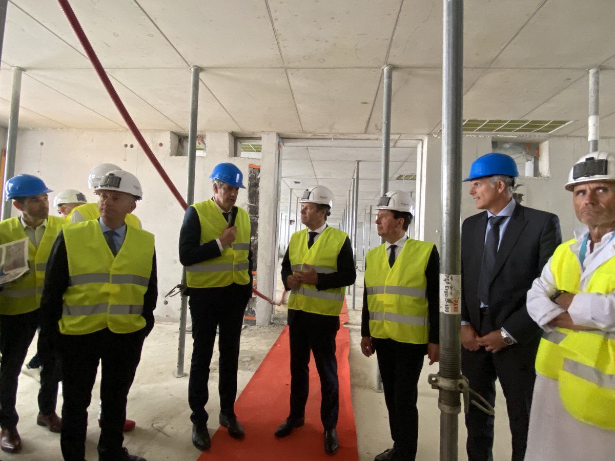 CHUdeNice's tweet photo. 🏗️Visite avec M. le Maire @cestrosi du #chantier de la 2e phase de l'#hôpital Pasteur 2 et présentation du futur modèle de #gouvernance du #CHUdeNice, basé sur la #gestionautonome des #pôlesmédicaux 👨⚕️👩⚕️.
#Pasteur2phase2 #travaux #organisationhospitalière #délégationpolaire https://t.co/n28z7GBWGH
