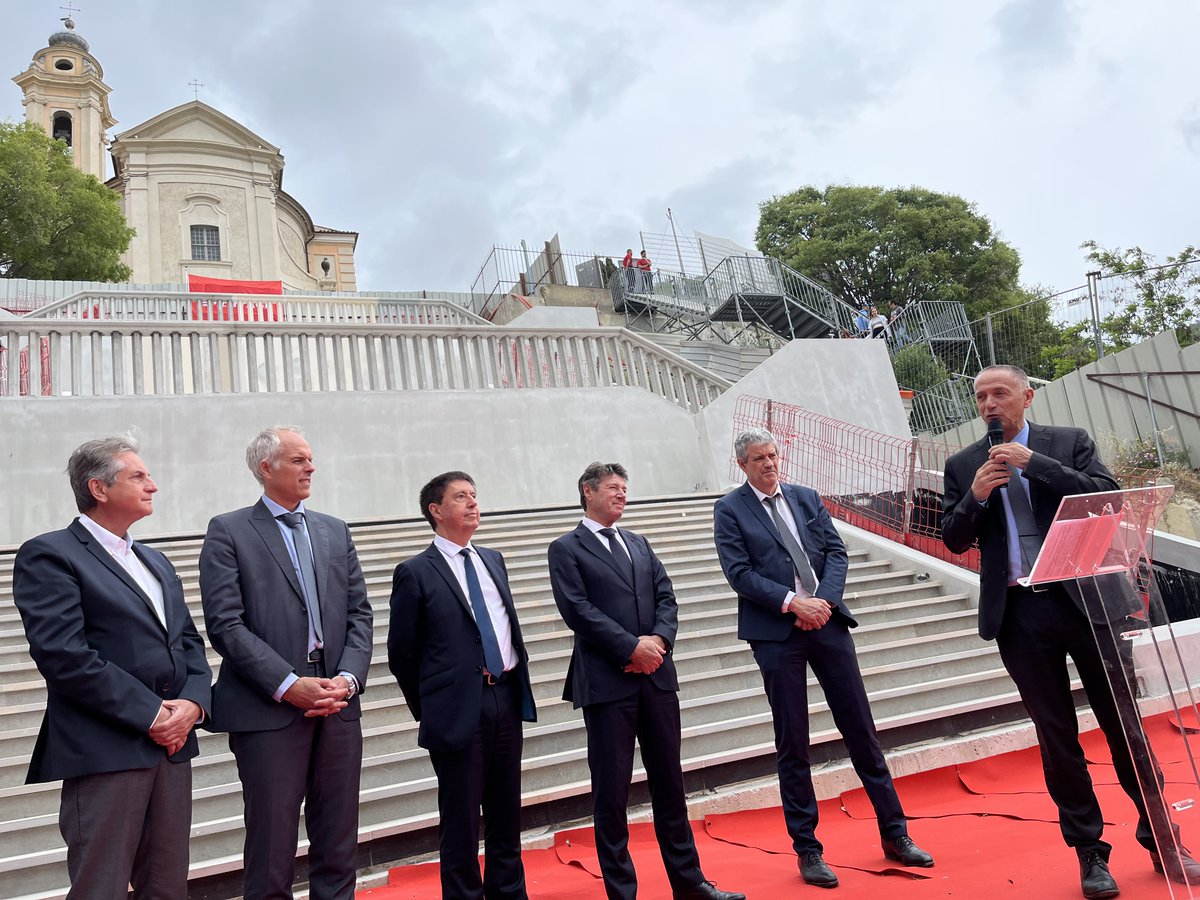 CHUdeNice's tweet photo. 🏗️Visite avec M. le Maire @cestrosi du #chantier de la 2e phase de l'#hôpital Pasteur 2 et présentation du futur modèle de #gouvernance du #CHUdeNice, basé sur la #gestionautonome des #pôlesmédicaux 👨⚕️👩⚕️.
#Pasteur2phase2 #travaux #organisationhospitalière #délégationpolaire https://t.co/n28z7GBWGH