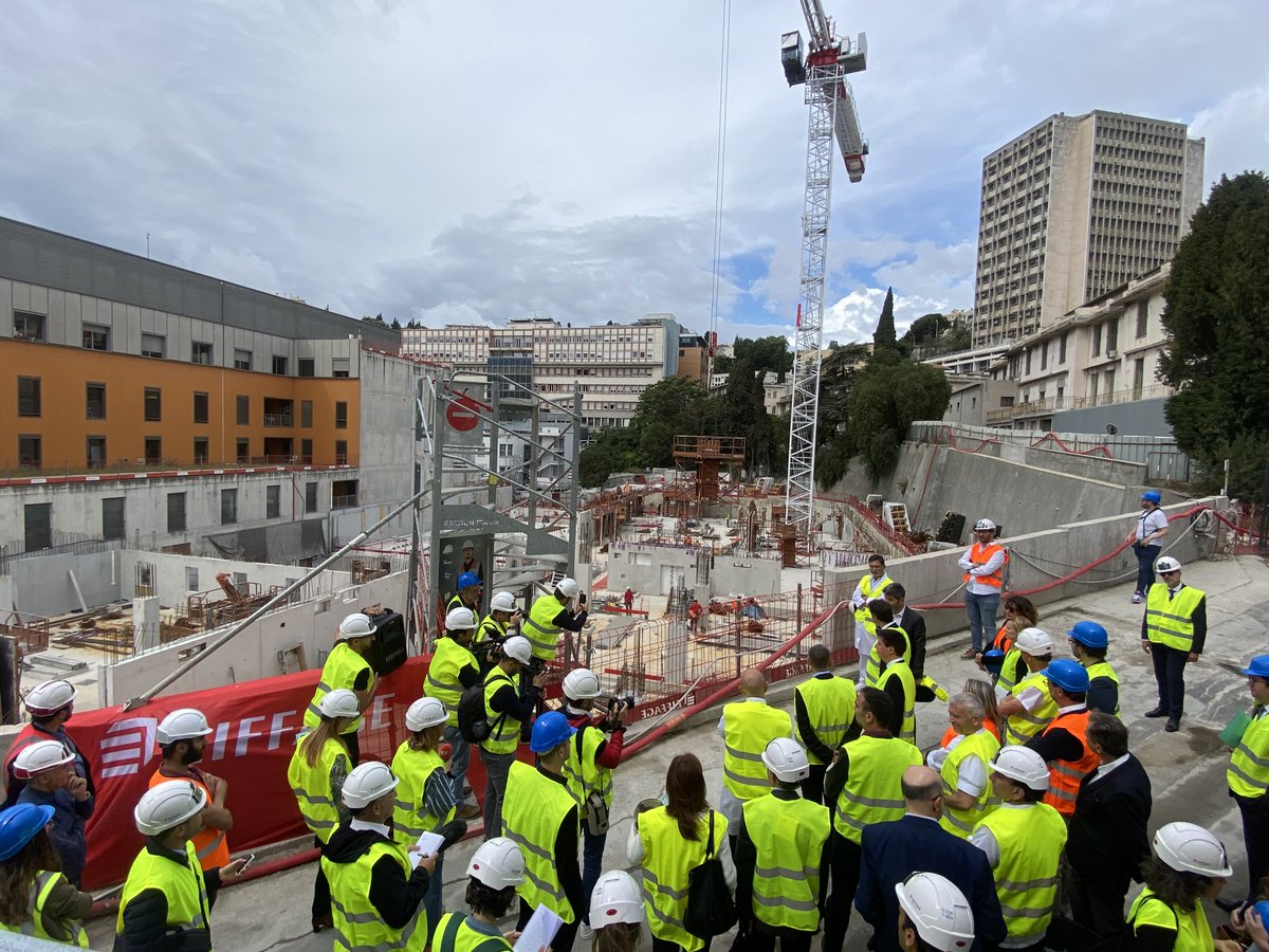 CHUdeNice's tweet photo. 🏗️Visite avec M. le Maire @cestrosi du #chantier de la 2e phase de l'#hôpital Pasteur 2 et présentation du futur modèle de #gouvernance du #CHUdeNice, basé sur la #gestionautonome des #pôlesmédicaux 👨⚕️👩⚕️.
#Pasteur2phase2 #travaux #organisationhospitalière #délégationpolaire https://t.co/n28z7GBWGH
