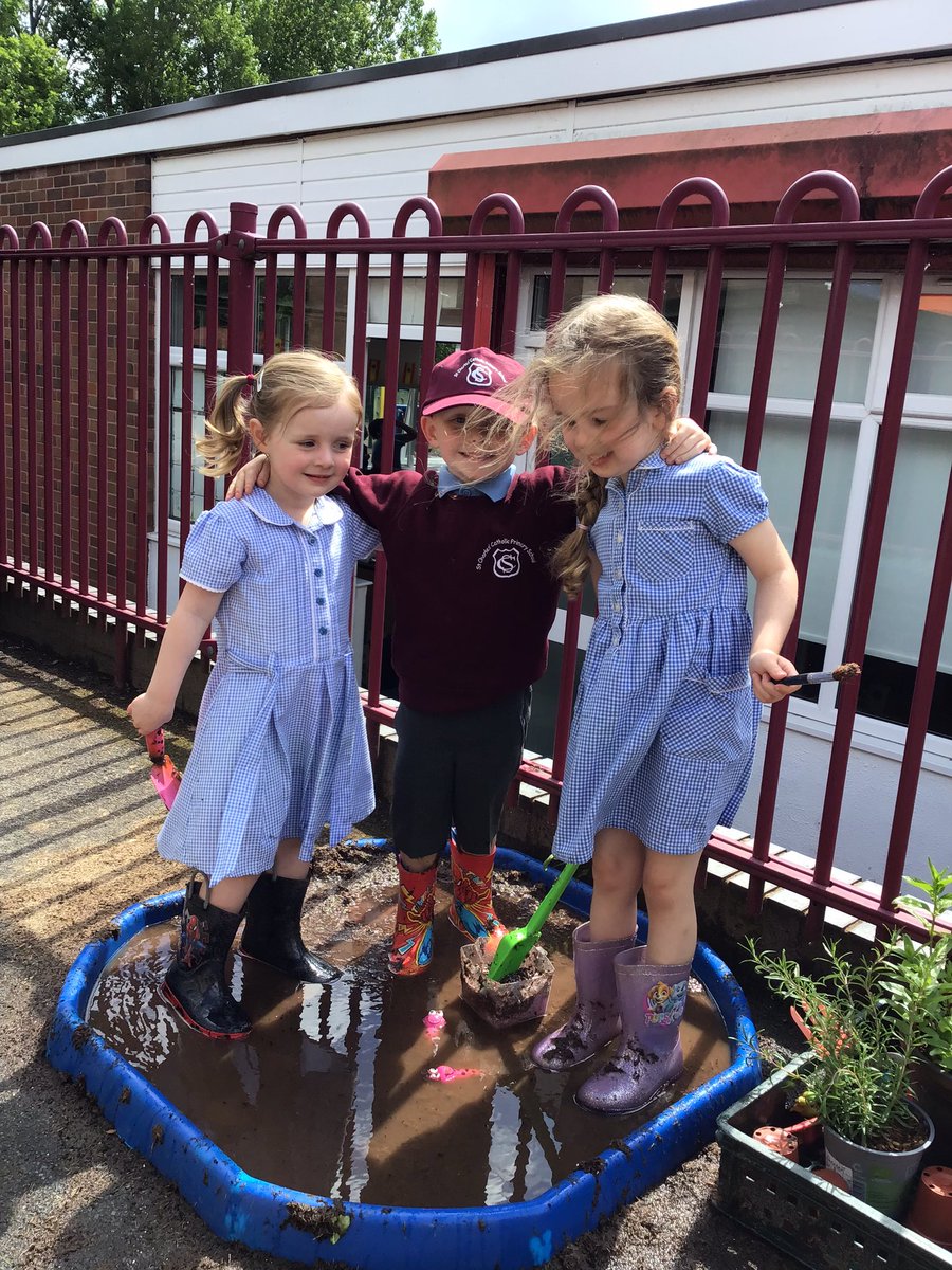 CharlesPrimN's tweet photo. Exploring in nursery searching for treasure😌 #StChEYFS https://t.co/FhSJUfIe7d