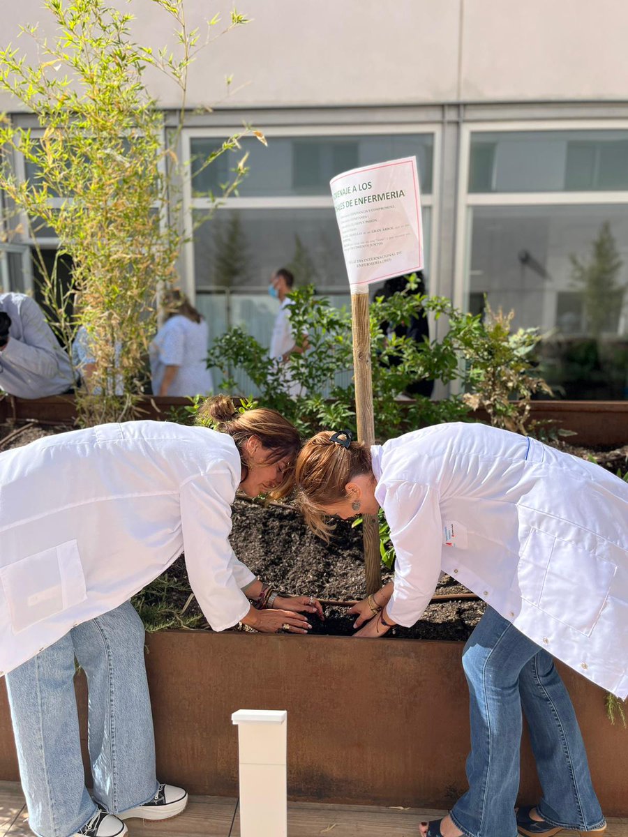 HUInfantaElena's tweet photo. Nuestro centro ha hecho hoy por el #DíaInternacionalEnfermería un homenaje a todos sus enfermeros para reconocerles la profesionalidad, la competencia y la constancia que entregan cada día a los pacientes, haciendo que estos se sientan atendidos y cuidados al detalle https://t.co/LyhUg5NOUa