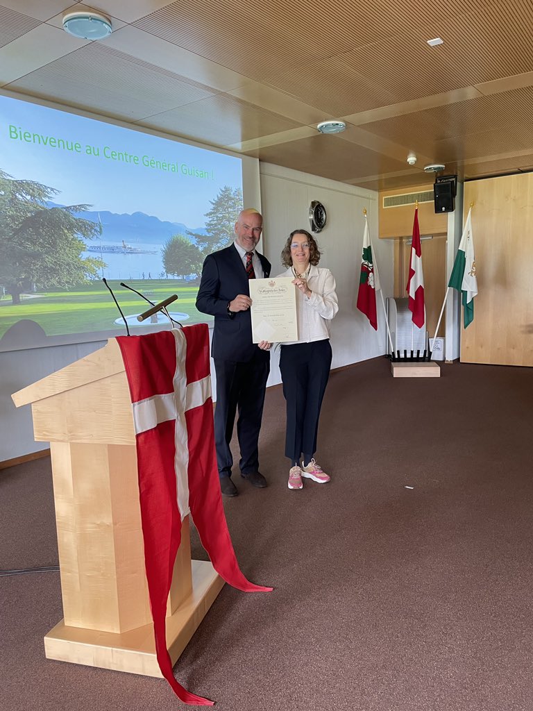 BotschafterDK's tweet photo. Stärkung der 🇩🇰-🇨🇭 Freundschaft: Habe heute unser neues dänisches Honorarkonsulat in #Pully-#Lausanne eröffnet und unserem #Honorarkonsul Lars Gelbjerg-Hansen die Ernennungsurkunde überreicht. #Schweiz ist für DK wichtiger Partner. @communelausanne #WorkingForDenmark #dkpol https://t.co/sin8oeGE7i