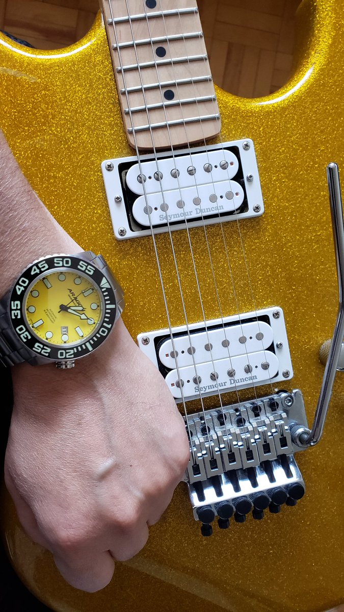 Golden 💛. #kramerpacer limited edition. #electricguitar #guitarmania #kramerguitars #floydrose #seymourduncan #guitarphotography #guitarpics #guitarphoto #yellowguitar #sparklefinish #yellowwatch #aragonwatch #wristwatch #guitarist #guitarplayer #superstrat #stratocaster