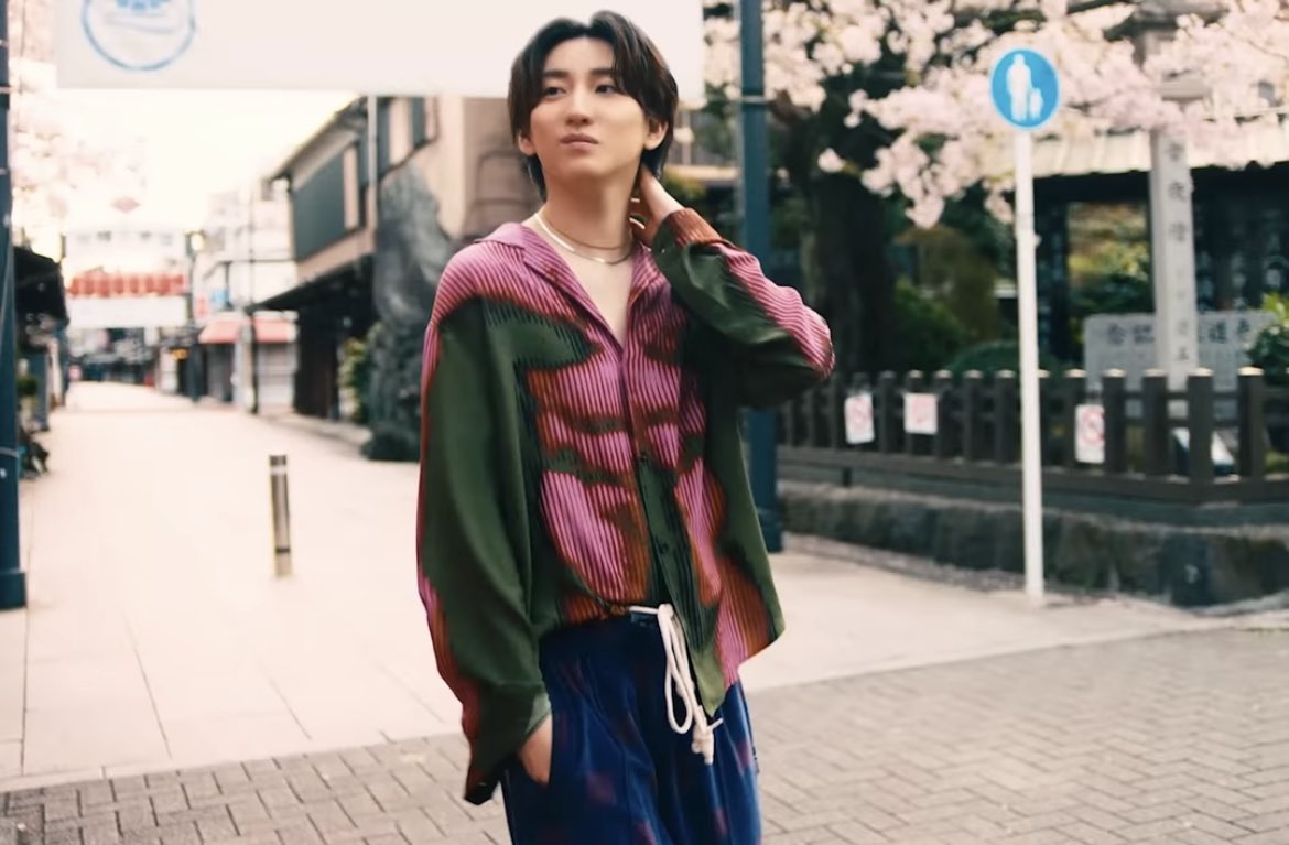 be_H2o_'s tweet photo. どうしよう、めちゃんこいい曲なのにこのシャツ筋肉にしか見えなくなってきた

 #SixTONES_こっからMV解禁 https://t.co/NwBZj5G61P