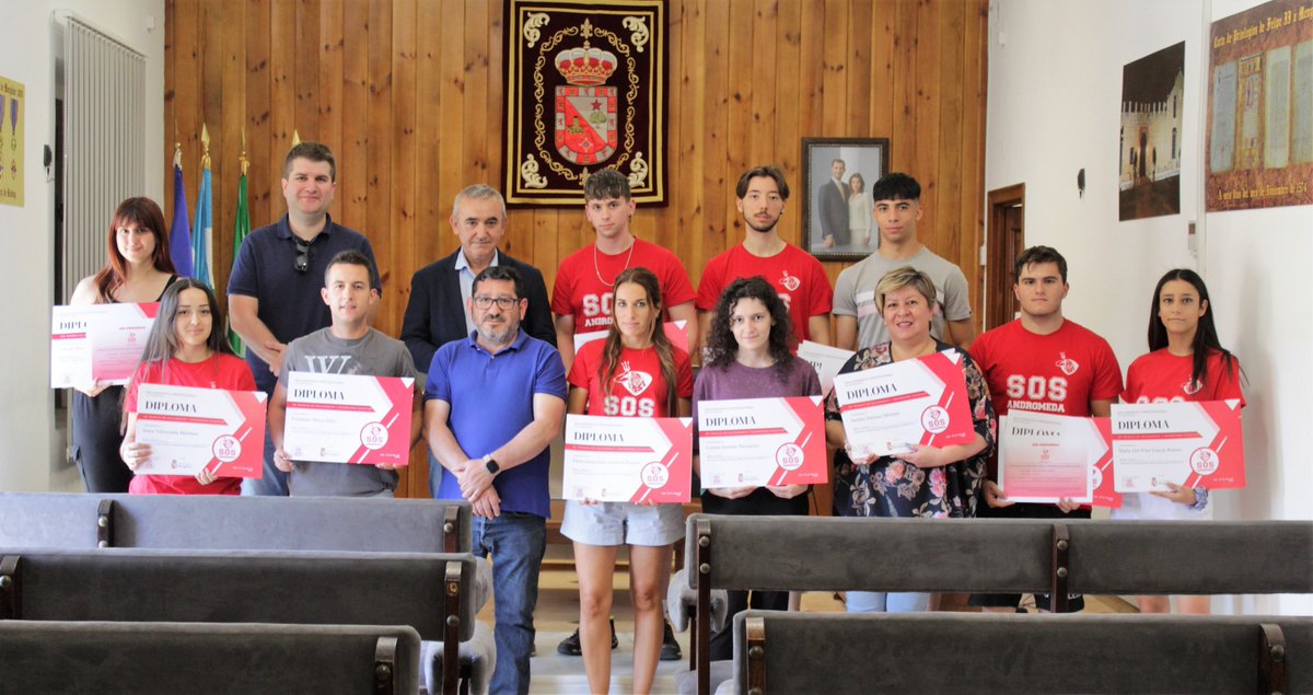 AytoMengibar's tweet photo. 🏊  Este viernes se han entregado los diplomas acreditativos a los participantes en el curso de Socorrismo impartido por @sosandromeda a través del @AytoMengibar 👨‍🎓 👩‍🎓  Han completado la formación 16 alumnos, con edades comprendidas entre los 17 y los 30 años💪 Enhorabuena!!! https://t.co/I036ReMRLE