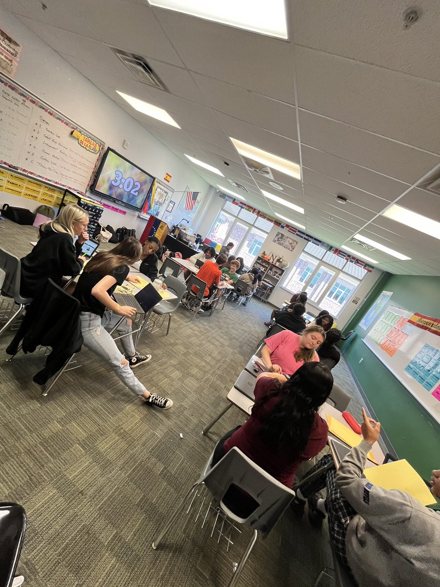 Spanish 2 station rotations with <a href="/noemyzambratta/">Noemy</a>. ✅teacher led small group check-in ✅student led discussions ✅balance of online offline activities 💯engagement! #YSD1forImpact <a href="/York1YCH/">York Comprehensive High School - YCHS</a>