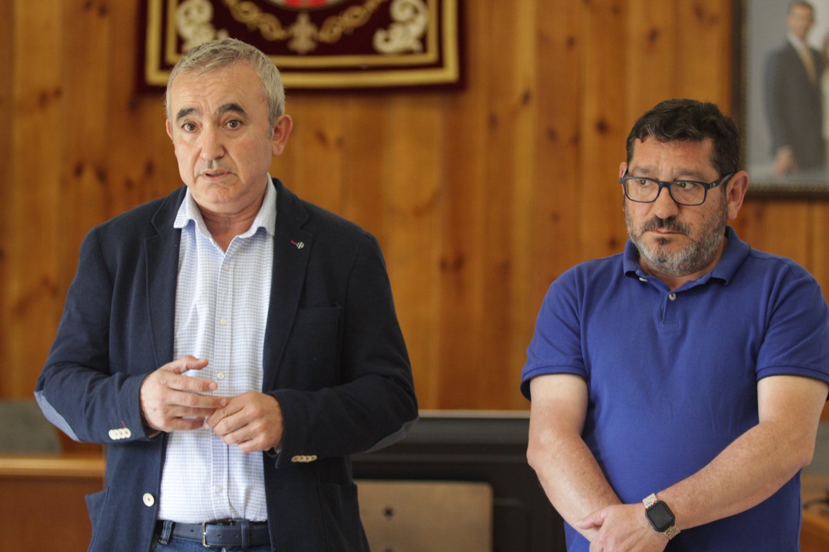 AytoMengibar's tweet photo. 🏊  Este viernes se han entregado los diplomas acreditativos a los participantes en el curso de Socorrismo impartido por @sosandromeda a través del @AytoMengibar 👨‍🎓 👩‍🎓  Han completado la formación 16 alumnos, con edades comprendidas entre los 17 y los 30 años💪 Enhorabuena!!! https://t.co/I036ReMRLE