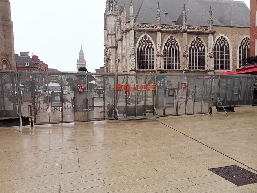 _samedi_'s tweet photo. Dunkerque en état de siège pour la venue de Macron. Il est accompagné de 5 ministres, plus de 1500 miliciens et des ➡️ groupes électrogènes. Le centre-ville est barricadé. Un dispositif jamais vu de mémoire.

➡️ https://t.co/JAHaqRpsAE https://t.co/qUfDNnhrBg