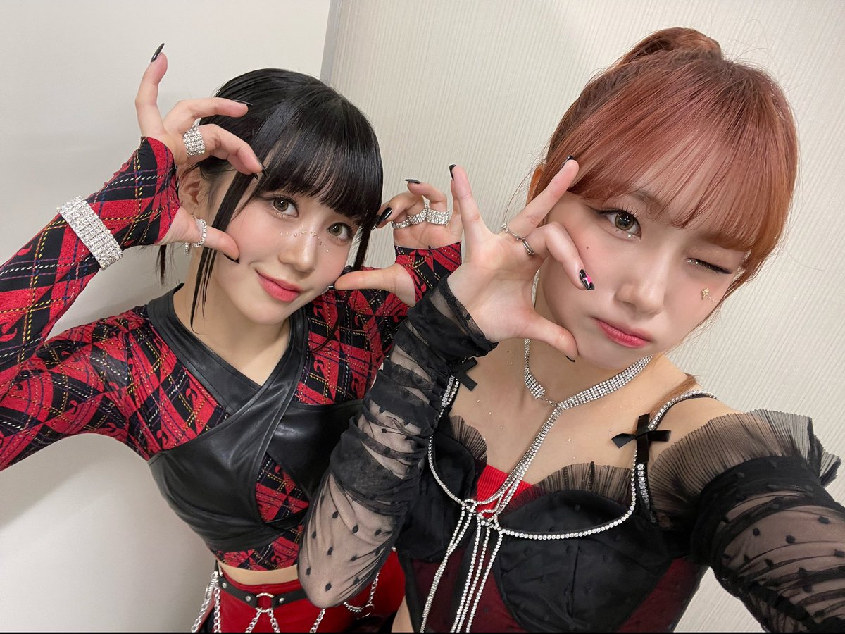 official_kep1er's tweet photo. KCON JAPAN opening stage👽🛸🖤🖤
영으니랑 같이 열심히 준비하고 
재밌게 무대 끝냈어용!!
케플리안도 많이 좋아해 주시겠당🫢❤‍🔥
케플러 무대도 기대 많이 해주세용!!!!

저희와 같이 의견을 주고받고 
더 좋은 퍼포먼스가 나올 수 있게 
구상해 주신 래난쌤♡
우리를 누구보다 더 예쁘게 해주신 헤메스쌤♡
모두 모두 감사합니다😚 최고!!!! 사랑해용!

#히카루 #HIKARU 
#Kep1er #케플러