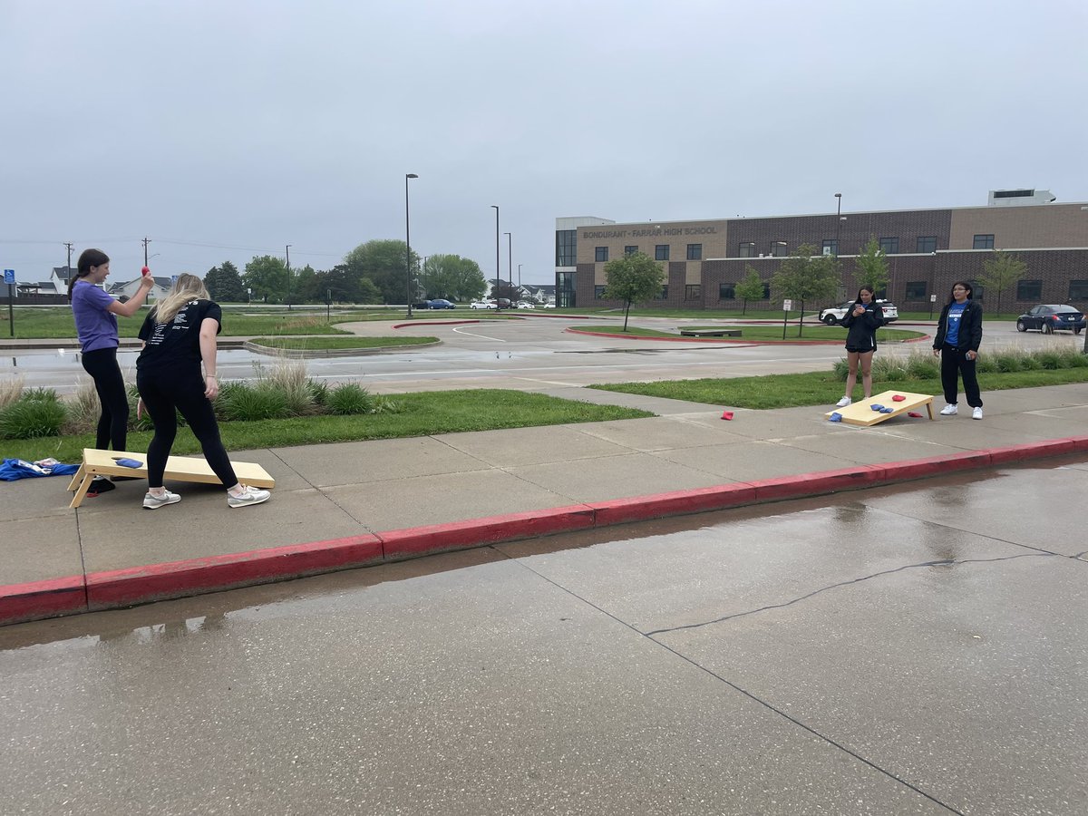 Rainy morning ☔️ but the senior class SHOWED UP! #seniorsunrise
