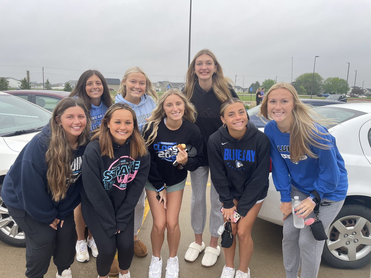 bfstuco's tweet photo. Rainy morning ☔️ but the senior class SHOWED UP! #seniorsunrise https://t.co/bRuofVvkyC