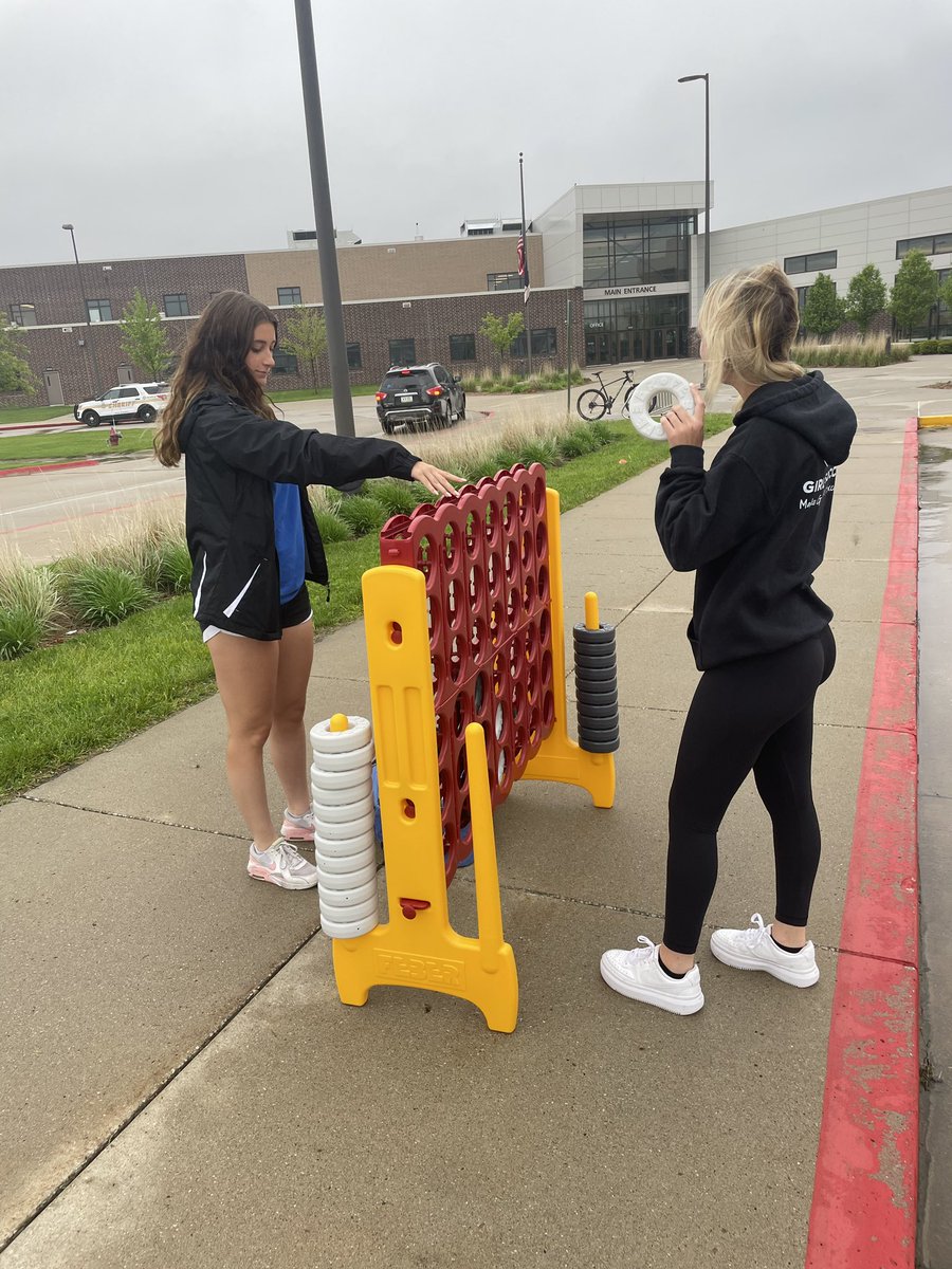 bfstuco's tweet photo. Rainy morning ☔️ but the senior class SHOWED UP! #seniorsunrise https://t.co/bRuofVvkyC