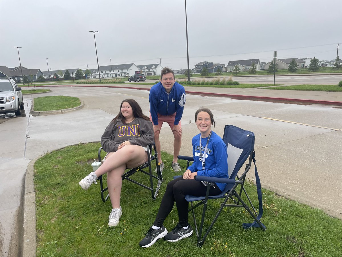 bfstuco's tweet photo. Rainy morning ☔️ but the senior class SHOWED UP! #seniorsunrise https://t.co/bRuofVvkyC