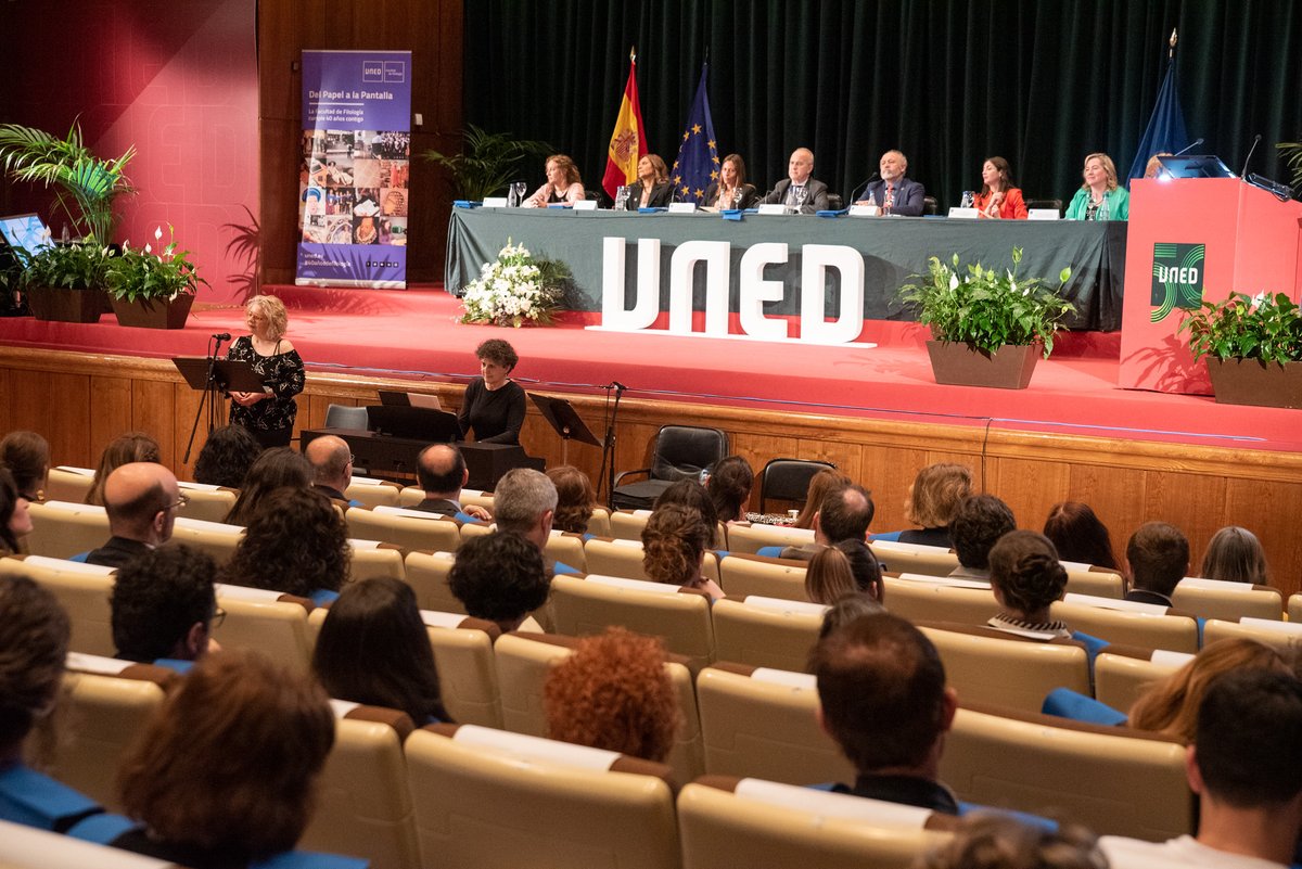 rmairal's tweet photo. ¡Mis felicitaciones a la promoción 2021-2022 de @UNED_filologia!

Hoy es un día de celebración para todos nosotros. Un agradecimiento especial a @EspidoFreire, quien seguro es inspiración para muchos de los egresados, por acompañarnos en este acto tan especial.

#GraduaciónUNED https://t.co/YCqqYB2nqg