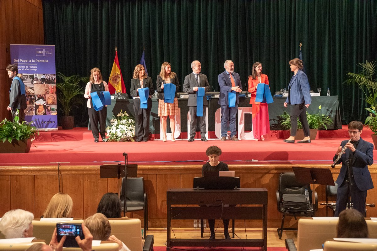 rmairal's tweet photo. ¡Mis felicitaciones a la promoción 2021-2022 de @UNED_filologia!

Hoy es un día de celebración para todos nosotros. Un agradecimiento especial a @EspidoFreire, quien seguro es inspiración para muchos de los egresados, por acompañarnos en este acto tan especial.

#GraduaciónUNED https://t.co/YCqqYB2nqg