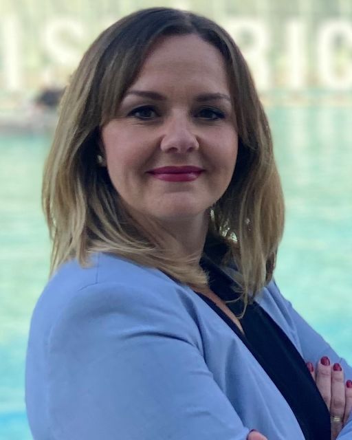 Conoce a nuestra Responsable de Operaciones, RRPP y Community Manager
¡Hola a todos! Hoy queremos presentarles a alguien muy especial en nuestro equipo, Eva. Es la encargada de asegurar que nuestros procesos internos funcionen sin problemas y dirige nuestras estrategias sociales.